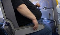 Hombre obeso compra dos tiquetes de avión y no le dan los asientos junto