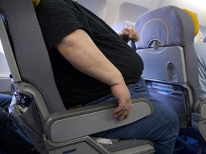 Hombre obeso compra dos tiquetes de avión y no le dan los asientos junto