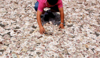 Hombre Chino regala 102 Kilos de Billetes a su prometida