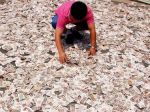 Hombre Chino regala 102 Kilos de Billetes a su prometida